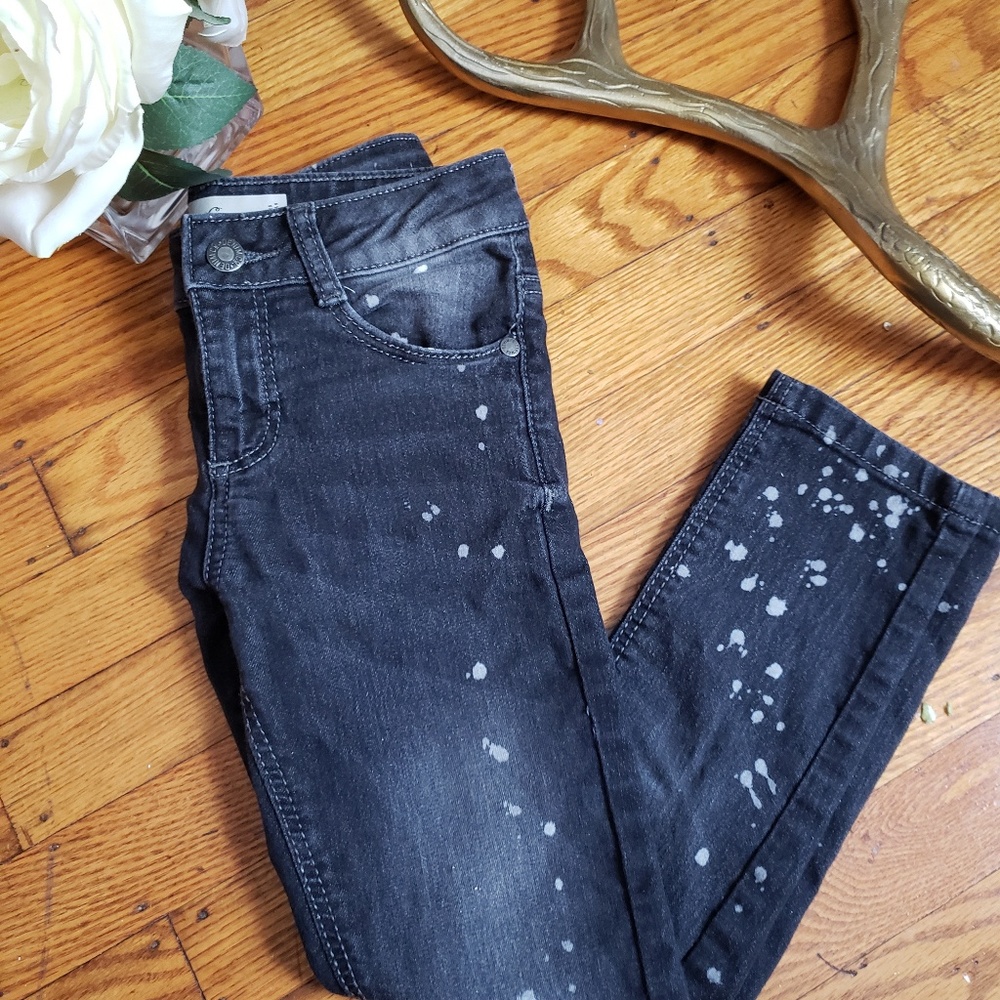 Little girl's distressed gray skinny Jean's (6 to7